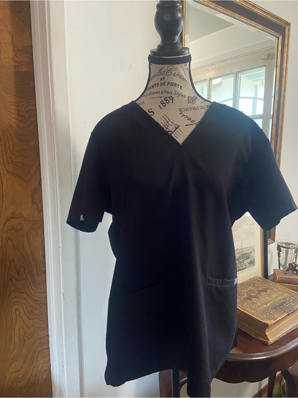 Figs Casma Black V-Neck Short Sleeve Scrub Top